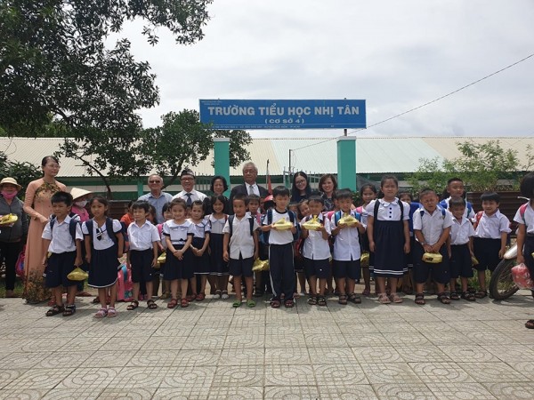 NHI TAN小学校にて奨学金「UOM MAM XANH T＆T」を授与小学校に授与